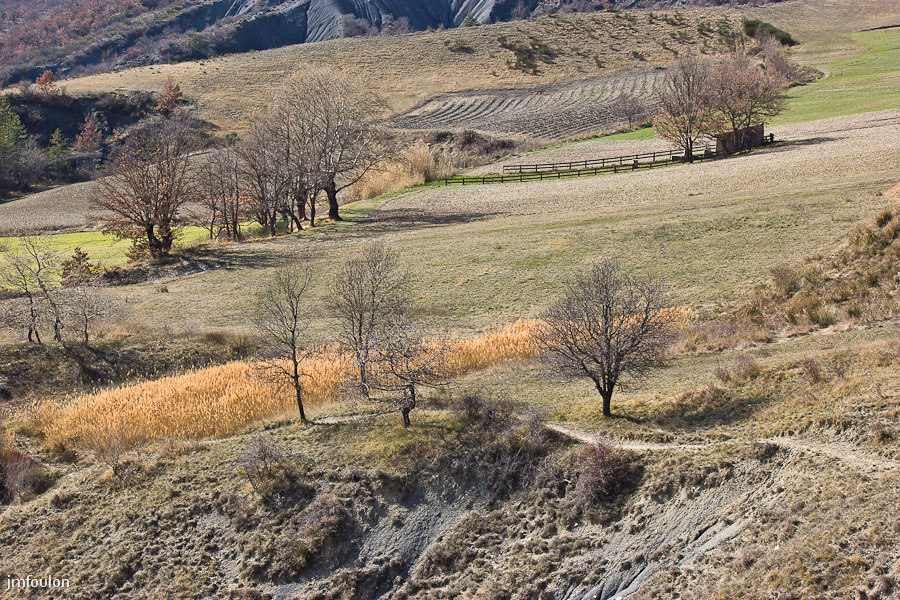 marnes-houlettes -001.jpg - Le sentier au niveau du bastidon de Paul Arène que l'on voit ici